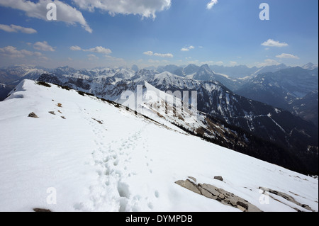 Fußspuren im Schnee und die Berge Panorama, Schafreuter, Karwendel, österreichisch Grenzregion Stockfoto