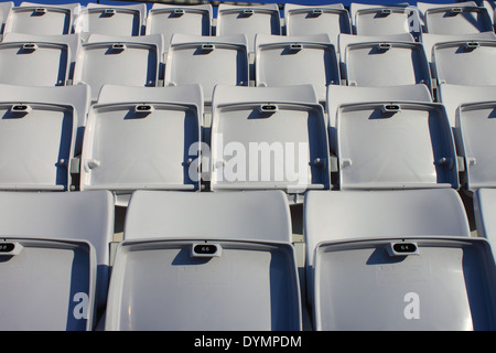 Leer und nummerierte Sitzplätze in einem Stadion Stockfoto