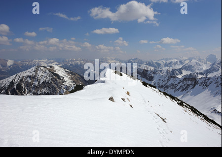 Fußspuren im Schnee und die Berge Panorama, Schafreuter, Karwendel, österreichisch Grenzregion Stockfoto