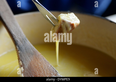 Typische französische Küche, die in Schmelzkäse zum Dippen Brot besteht. Bekannt als "Fondue". Stockfoto