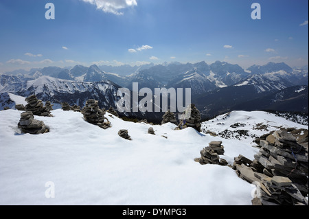 Cairns auf dem Weg zum Schafreuter Gipfel und Berge Panorama, Karwendel, österreichische deutsche Grenzregion Stockfoto