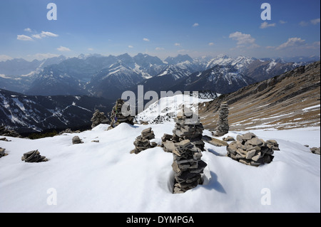 Cairns auf dem Weg zum Schafreuter Gipfel und Berge Panorama, Karwendel, österreichische deutsche Grenzregion Stockfoto