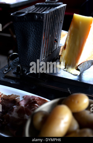 Typische französische Küche, die in Schmelzkäse zum Dippen Brot besteht. Bekannt als Raclette Stockfoto