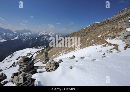 Cairns auf dem Weg zum Schafreuter Gipfel und Berge Panorama, Karwendel, österreichische deutsche Grenzregion Stockfoto