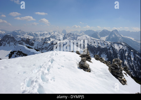 Cairns auf dem Weg zum Schafreuter Gipfel und Berge Panorama, Karwendel, österreichische deutsche Grenzregion Stockfoto