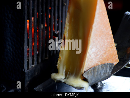 Typische französische Küche, die in Schmelzkäse zum Dippen Brot besteht. Bekannt als Raclette Stockfoto