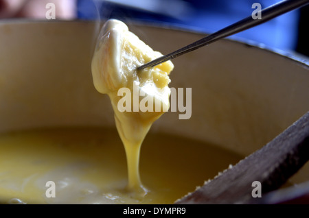 Typische französische Küche, die in Schmelzkäse zum Dippen Brot besteht. Bekannt als "Fondue". Stockfoto