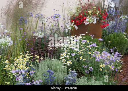 Tatton Park RHS Flower Show 2013 A Edelstahl entworfen von Phil Hirst von Sanctuary Group gesponsert Jahrhundert vom Garten Stil A Stockfoto