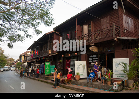 Horizontale Straßenbild in Luang Prabang an einem sonnigen Tag. Stockfoto