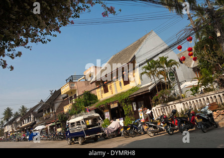 Horizontale Straßenbild in Luang Prabang an einem sonnigen Tag. Stockfoto