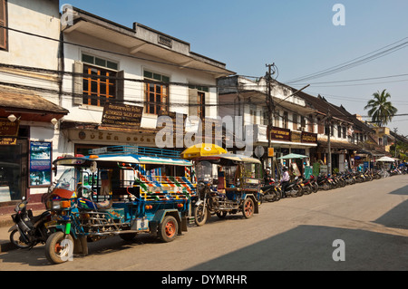 Horizontale Straßenbild in Luang Prabang an einem sonnigen Tag. Stockfoto