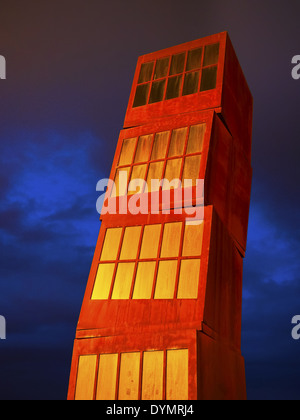 Nachtansicht der Skulptur am Strand von Barceloneta in Barcelona, Katalonien, Spanien Stockfoto