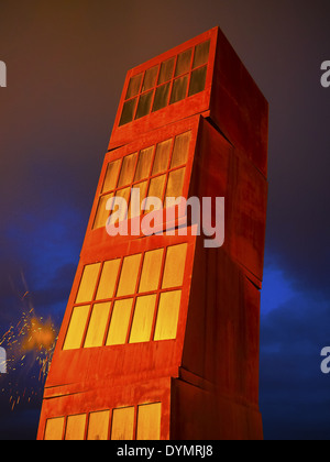 Nachtansicht der Skulptur am Strand von Barceloneta in Barcelona, Katalonien, Spanien Stockfoto