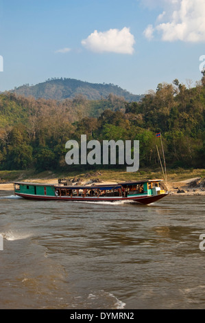 Vertikale Ansicht von einem laotischen langsamen Boot auf dem Mekong Fluss an einem sonnigen Tag. Stockfoto