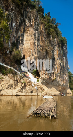 Vertikale Ansicht von Pak Ou oder Tam Ting Höhlen an einem sonnigen Tag. Stockfoto