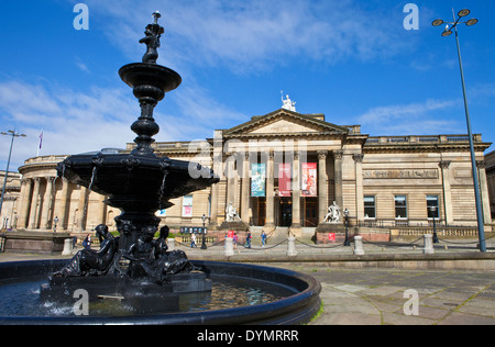 Die Walker Art Gallery und Steble Brunnen in Liverpool. Stockfoto