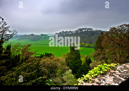 Dunster Castle ist eine ehemalige Motte und Bailey Burg, jetzt ein Landhaus, in dem Dorf Dunster, Somerset, England Stockfoto