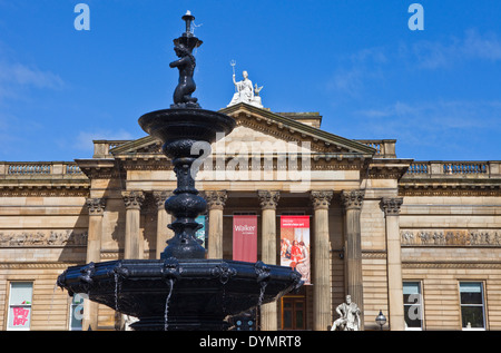 Die Walker Art Gallery und Steble Brunnen in Liverpool. Stockfoto