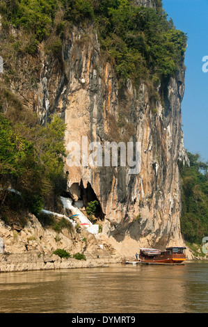Vertikale Ansicht von Pak Ou oder Tam Ting Höhlen an einem sonnigen Tag. Stockfoto