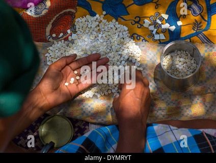 Buschmann-Frau macht Halsketten mit Strauß Eiern Muscheln, Tsumkwe, Namibia Stockfoto