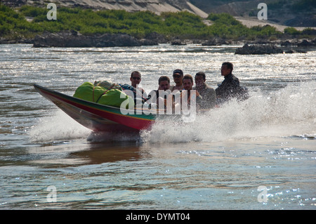 Horizontale Ansicht von einem bunten Motorboot mit touristischen Passagieren entlang des Mekong zu beschleunigen. Stockfoto