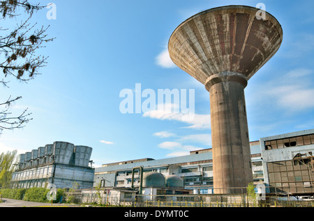 Wasser-Betonturm gegen blauen Himmel Stockfoto