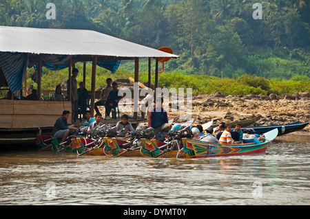 Horizontale Ansicht der bunten Motorboote warten auf Passagiere an einem Steg entlang des Mekong Flusses aufgereiht. Stockfoto