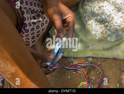 Buschmann-Frauen machen Halsketten mit Straußen Ei Shell, Tsumkwe, Namibia Stockfoto