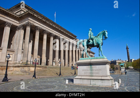 St.-Georgs Halle, die Prinz-Albert-Statue der Königin Victoria Statue, Liverpool Kenotaph und die Wellington-Spalte. Stockfoto