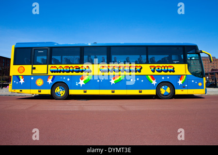 Eine Magical Mystery Tour-Bus in Liverpool verwendet, um Touristen auf vielen Wahrzeichen "The Beatles" auf 15. April 2014 sehen. Stockfoto