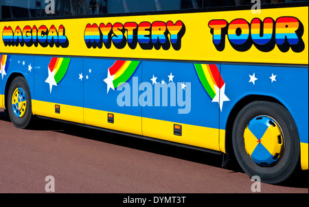 Eine Magical Mystery Tour-Bus in Liverpool verwendet, um Touristen auf vielen Wahrzeichen "The Beatles" auf 15. April 2014 sehen. Stockfoto