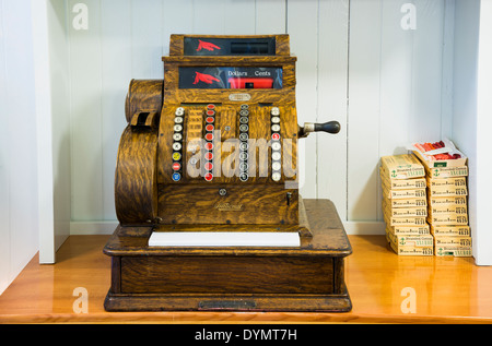 Alte hölzerne National cash Register, Burnaby Village Museum, Burnaby, British Columbia, Kanada Stockfoto