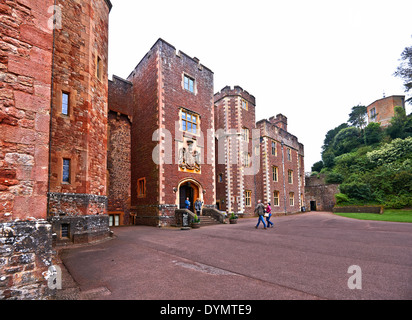 Dunster Castle ist eine ehemalige Motte und Bailey Burg, jetzt ein Landhaus, in dem Dorf Dunster, Somerset, England Stockfoto