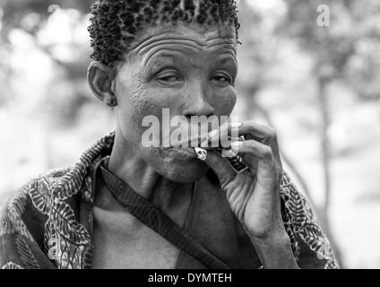 Bushman Frau Rauchen, Tsumkwe, Namibia Stockfoto