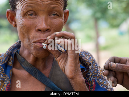 Bushman Frau Rauchen, Tsumkwe, Namibia Stockfoto