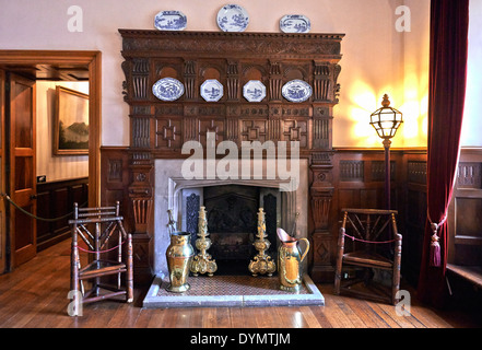 Dunster Castle ist eine ehemalige Motte und Bailey Burg, jetzt ein Landhaus, in dem Dorf Dunster, Somerset, England Stockfoto