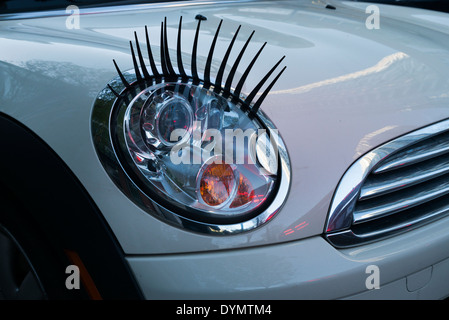 Autoscheinwerfer mit Wimpern Stockfotografie - Alamy