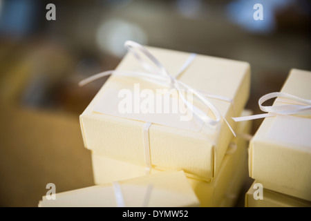 Geschenkboxen in einem Laden. geringe Tiefenschärfe. Bis zu schließen. Stockfoto