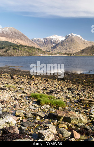 Blick über Loch Leven in Bezirk von Lochaber, in Richtung Glencoe Dorf und die Berge von Glencoe Stockfoto