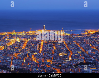 Barcelona-Stadtbild während der blauen Stunde - Blick vom Berg Tibidabo, Katalonien, Spanien Stockfoto