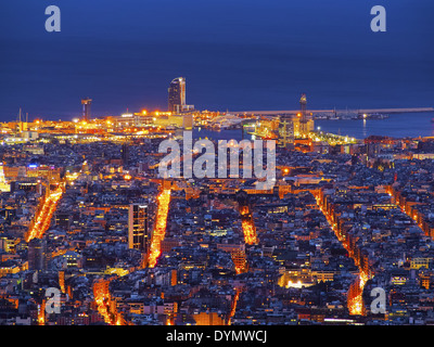 Barcelona-Stadtbild während der blauen Stunde - Blick vom Berg Tibidabo, Katalonien, Spanien Stockfoto