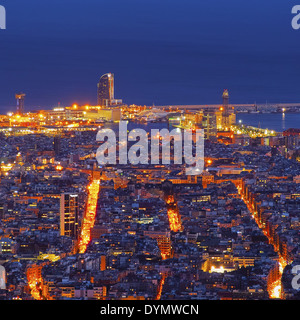 Barcelona-Stadtbild während der blauen Stunde - Blick vom Berg Tibidabo, Katalonien, Spanien Stockfoto