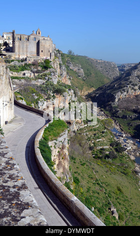 Matera Süditalien, der Fluss Gravina in kleinen Canyon fließt. Die Hotels verkaufen Höhle Gehäuse für die Thatenjoy der Erfahrung Stockfoto