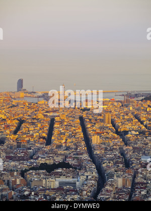 Barcelona Stadt bei Sonnenuntergang - Blick vom Berg Tibidabo, Katalonien, Spanien Stockfoto