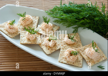 Lachspastete auf Mehrkorn-Cracker mit dill Stockfoto