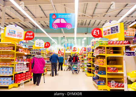 Tesco Supermarkt Gang, UK. Stockfoto