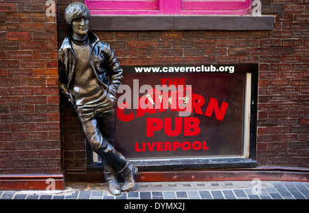 Eine Statue von John Lennon gegenüber der historischen Cavern Club in Liverpool Mathew Street. Stockfoto