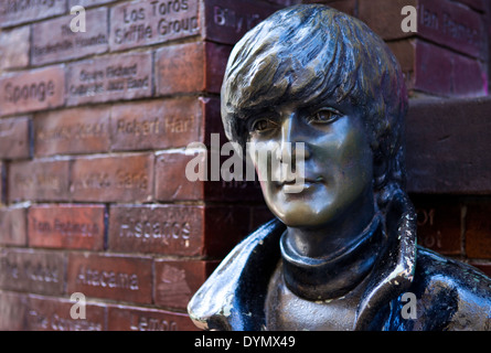 Eine Statue von John Lennon befindet sich gegenüber dem historischen Cavern Club in Liverpool. Stockfoto