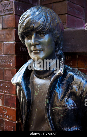 Eine Statue von John Lennon befindet sich gegenüber dem historischen Cavern Club in Liverpool. Stockfoto