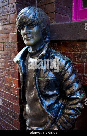 Eine Statue von John Lennon befindet sich gegenüber dem historischen Cavern Club in Liverpool. Stockfoto